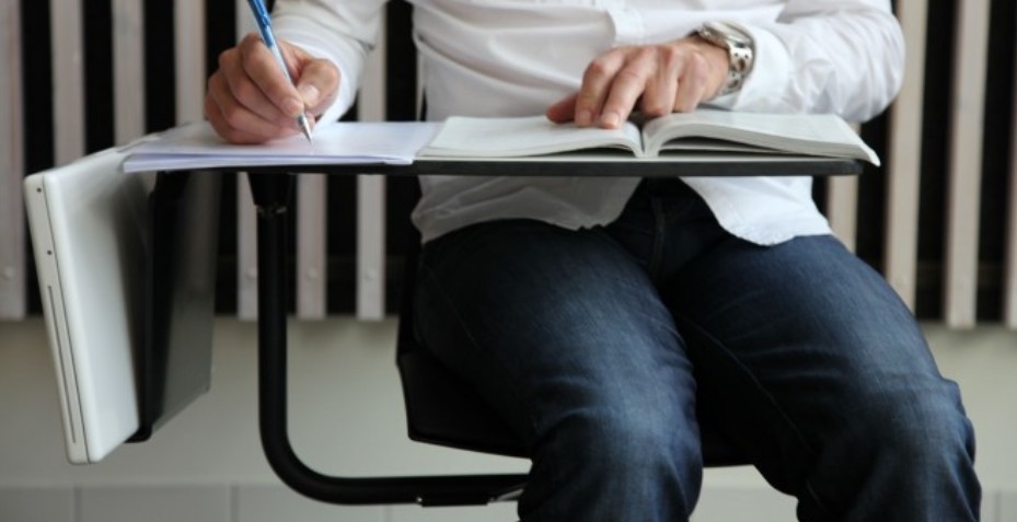 Que ce soit pour une utilisation papier ou pour y mettre une ordinateur portable, la tablette de la chaise TABI répondra à toutes vos attentes